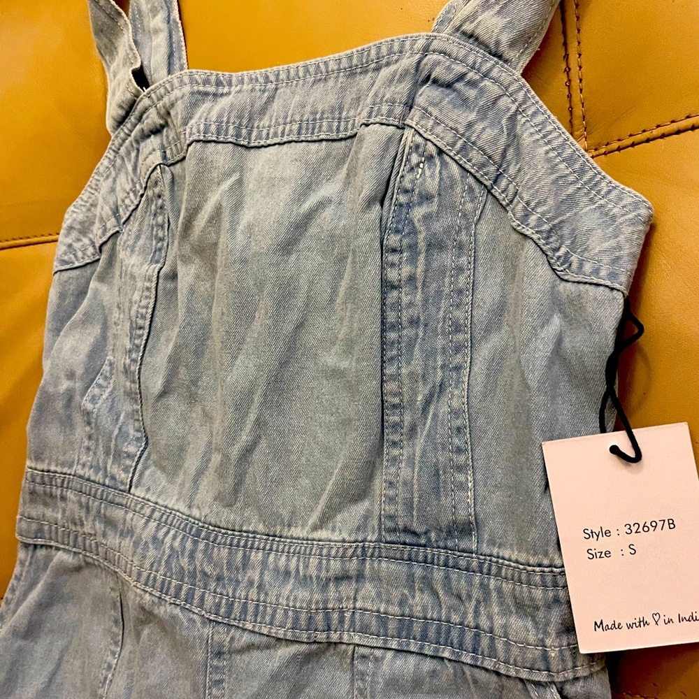 NWT. Juniors Jean jumper.